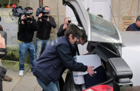 ep agentes de aduanas se llevan documentacion de casa de conde roa
