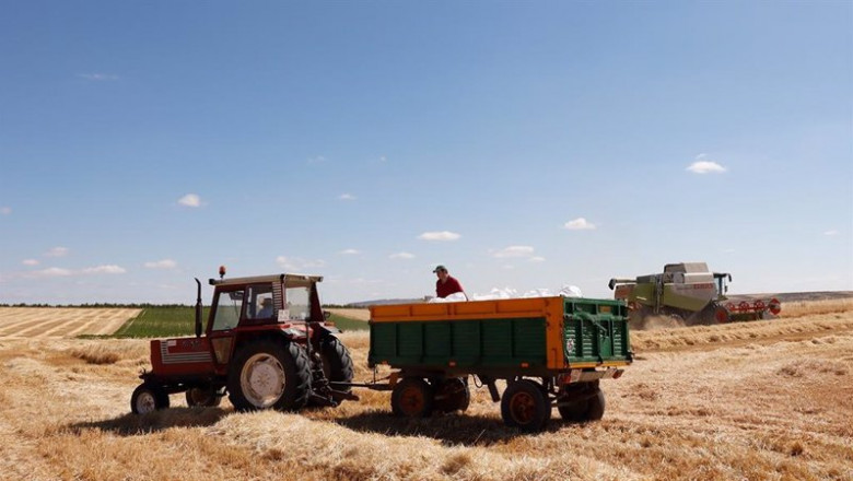 ep archivo agricultor en el campo ep archivo agricultor en el campo