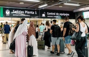 ep archivo   decenas de personas en la estacion de trenes puerta de atocha almudena grandes a 24 de