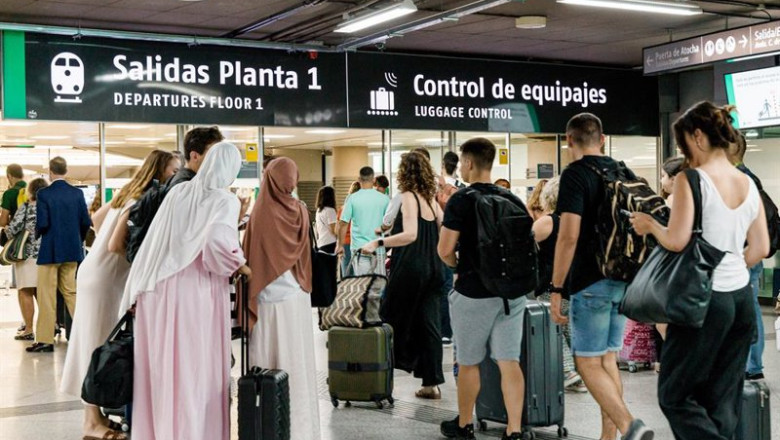 ep archivo decenas de personas en la estacion de trenes puerta de atocha almudena grandes a 24 de ep archivo decenas de personas en la estacion de trenes puerta de atocha almudena grandes a 24 de