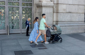 ep archivo   dos personas pasean por madrid con un carrito de bebe