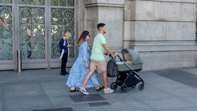 ep archivo   dos personas pasean por madrid con un carrito de bebe