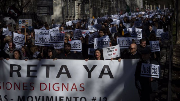 ep archivo   imagen de archivo decenas de personas protestan durante una manifestacion de abogados y