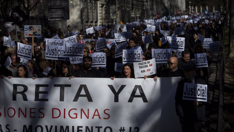 ep archivo imagen de archivo decenas de personas protestan durante una manifestacion de abogados y ep archivo imagen de archivo decenas de personas protestan durante una manifestacion de abogados y