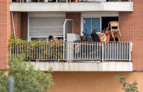 ep archivo   trabajadores sacan al balcon de un domicilio las pertenencias de las 62 familias que