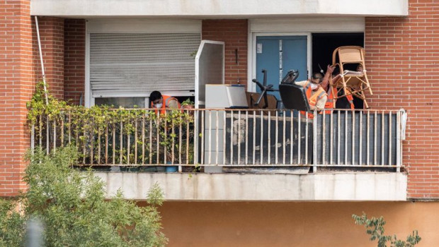 ep archivo   trabajadores sacan al balcon de un domicilio las pertenencias de las 62 familias que