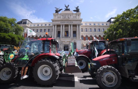ep archivo   tractores delante del ministerio de agricultura durante una tractorada convocada por la