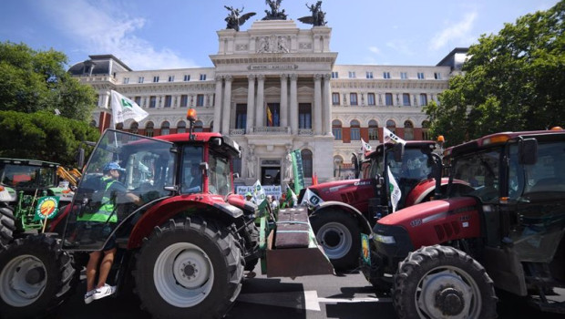 ep archivo   tractores delante del ministerio de agricultura durante una tractorada convocada por la