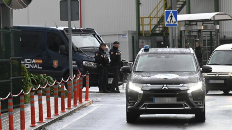 Archivo - Un coche de policía sale de la sede de Sidenor, a 10 de febrero de 2026, en Basauri (Bizkaia) | David de Haro - Europa Press - Archivo ep archivo un coche de policia sale de la sede de sidenor a 10 de febrero de 2026 en basauri