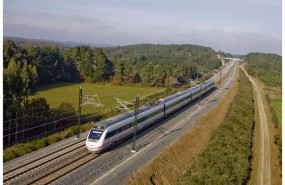 ep archivo   un tren circulando por una via
