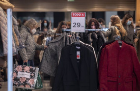 ep archivo una mujer ojea una prenda en una tienda de ropa durante el comienzo de las rebajas de ep archivo una mujer ojea una prenda en una tienda de ropa durante el comienzo de las rebajas de