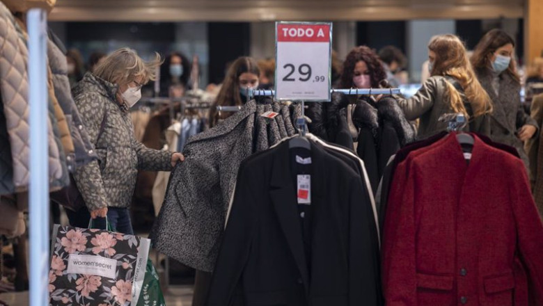 ep archivo una mujer ojea una prenda en una tienda de ropa durante el comienzo de las rebajas de ep archivo una mujer ojea una prenda en una tienda de ropa durante el comienzo de las rebajas de