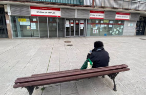ep archivo   una persona espera en las inmediaciones de una oficina de empleo ubicada en alcorcon