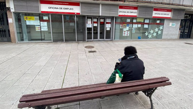 ep archivo   una persona espera en las inmediaciones de una oficina de empleo ubicada en alcorcon