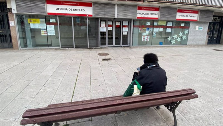 ep archivo   una persona espera en las inmediaciones de una oficina de empleo ubicada en alcorcon