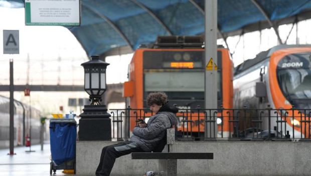 ep archivo   una persona esperan sentadas en la estacion de francia de barcelona a 21 de enero de