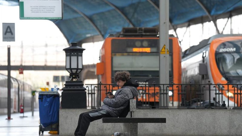 Archivo - Una persona esperan sentadas en la Estación de Francia de Barcelona, a 21 de enero de 2026, en Barcelona, Catalunya (España). | David Zorrakino - Europa Press - Archivo ep archivo una persona esperan sentadas en la estacion de francia de barcelona a 21 de enero de