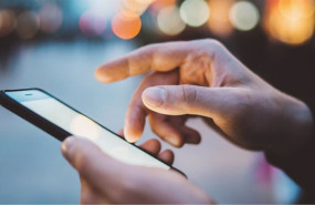 ep archivo   una persona utiliza un telefono movil