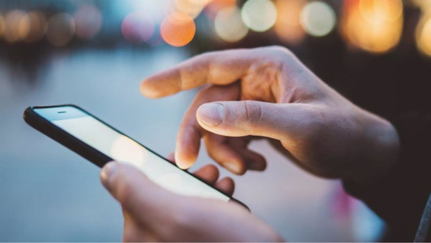 ep archivo una persona utiliza un telefono movil ep archivo una persona utiliza un telefono movil