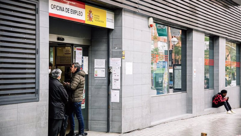 ep archivo   varias personas en la entrada de la oficina de empleo del paseo de las acacias el mismo
