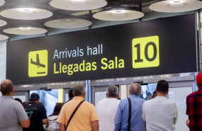 ep archivo   varias personas esperan en la puerta de llegadas de la terminal t4 del aeropuerto