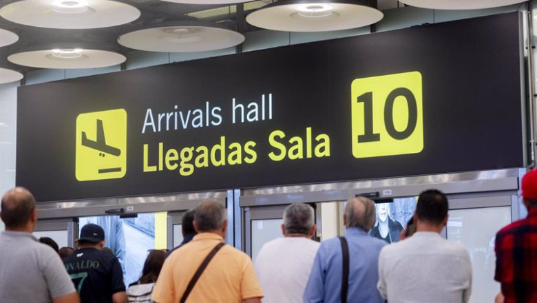 ep archivo varias personas esperan en la puerta de llegadas de la terminal t4 del aeropuerto ep archivo varias personas esperan en la puerta de llegadas de la terminal t4 del aeropuerto