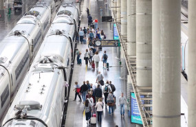 ep archivo   viajeros con maletas en uno de los andenes de la estacion almudena grandes atocha