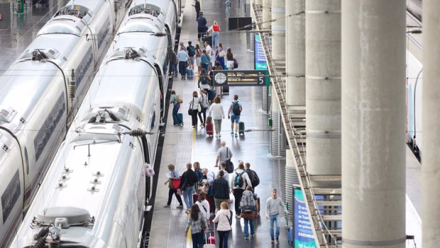 ep archivo   viajeros con maletas en uno de los andenes de la estacion almudena grandes atocha