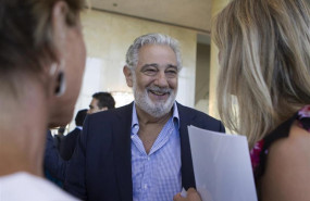 ep august 26 2014 - los angeles california united states la opera general director placido domingo center speaks with reagan keenan left and suzanne jackson right afterqa panel at the dorothy chandler pavilion inangeles on august 26 201