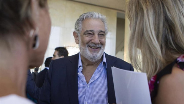 ep august 26 2014 - los angeles california united states la opera general director placido domingo center speaks with reagan keenan left and suzanne jackson right afterqa panel at the dorothy chandler pavilion inangeles on august 26 201