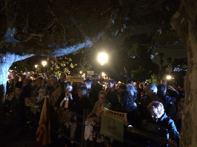 Concentrados ante el Parlament para protestar contra el encarcelamiento. | EUROPA PRESS ep concentradosparlamentprotestarencarcelamiento