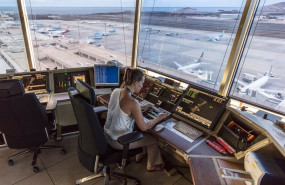 ep controladora aerea en la torre de gran canaria de enaire