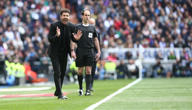 Diego Pablo Simeone dirigiendo al Atlético desde el área técnica | ÁNGEL GUTIÉRREZ ep diego pablo simeone dirigiendoatleticoel area tecnica