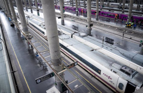 ep dos ave de renfe estacionados en una de las vias de la estacion puerta de atocha almudena grandes ep dos ave de renfe estacionados en una de las vias de la estacion puerta de atocha almudena grandes