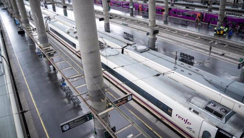 ep dos ave de renfe estacionados en una de las vias de la estacion puerta de atocha almudena grandes ep dos ave de renfe estacionados en una de las vias de la estacion puerta de atocha almudena grandes