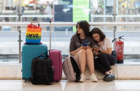 ep dos personas con maletas en la terminal 4 del aeropuerto adolfo suarez madrid barajas a 24 de