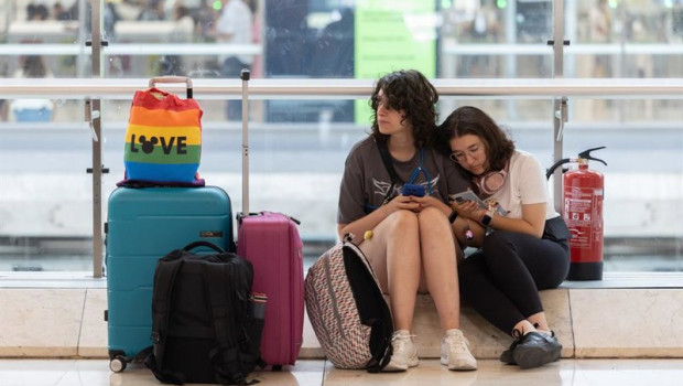 ep dos personas con maletas en la terminal 4 del aeropuerto adolfo suarez madrid barajas a 24 de