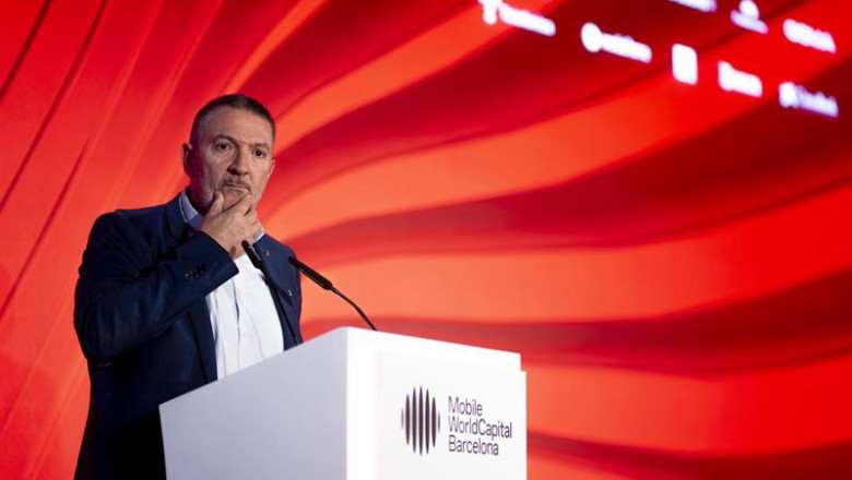 ep el conseller de empresa miquel smper durante un almuerzo en el marco del mobile world congress