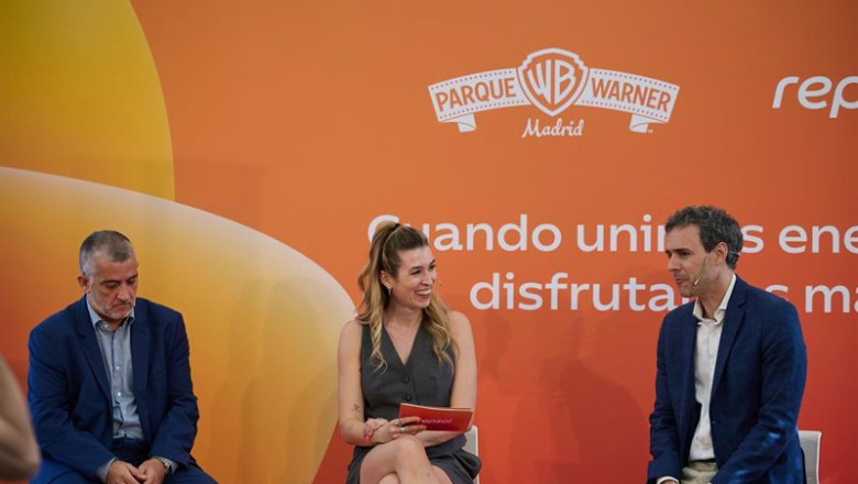 El director de Comunicación y marca Repsol, Marcos Fraga, la presentadora, Eva Soriano, y el director general de Parque Warner y director del sur de Europa en Parques Reunidos, Diego García, durante la firma del acuerdo de colaboración. | Jesús Hellín - Europa Press ep el director de comunicacion y marca repsol marcos fraga la presentadora eva soriano y el director