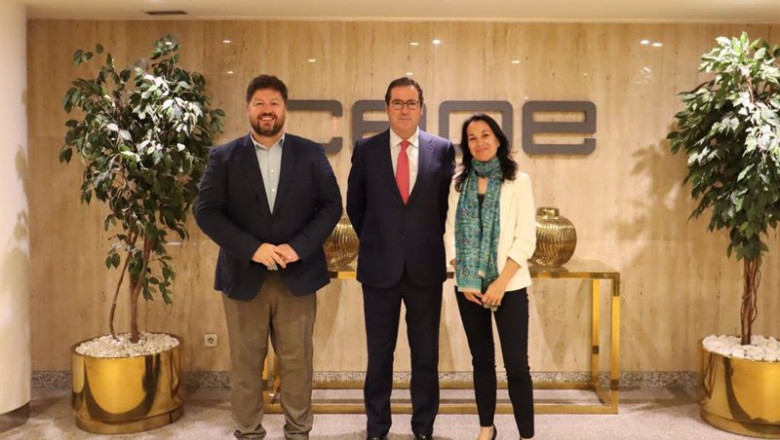 El director global del marketing y comunicación en Neoris, Jorge Lukowski, el presidente de la CEOE, Antonio Garamendi, y la directora general de Neoris España, Cristina Valles. | NEORIS ep el director global del marketing y comunicacion en neoris jorge lukowski el presidente de la ceoe