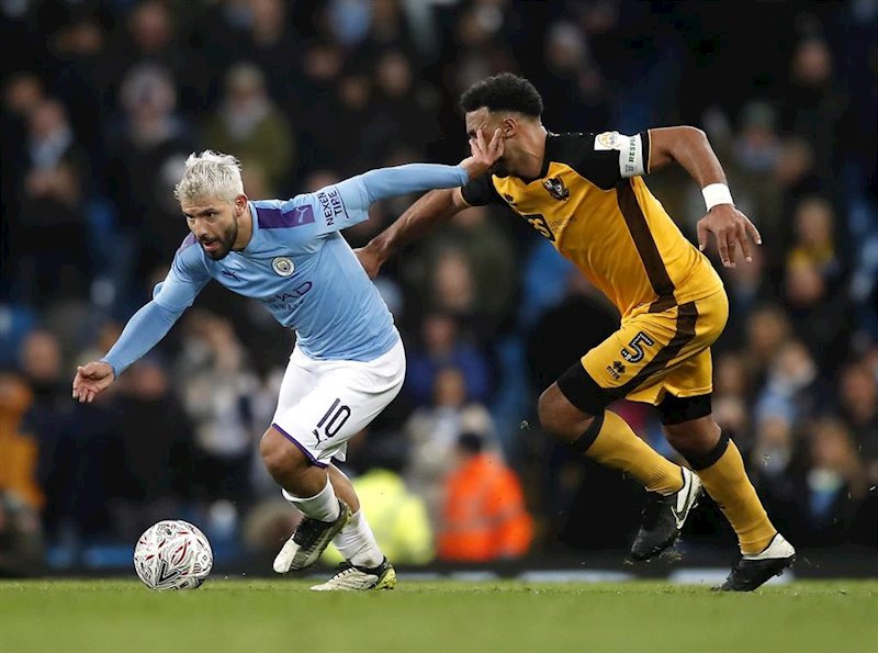 ep el kun aguero se libra de un rival en la fa cup