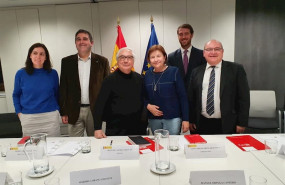 ep el ministro de universidades manuel castells en el centro de la imagen junto a representantes de