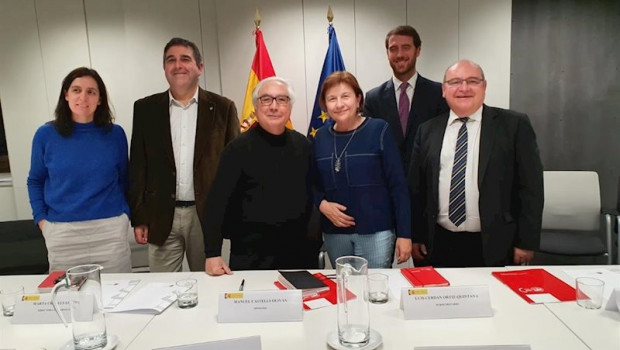 ep el ministro de universidades manuel castells en el centro de la imagen junto a representantes de