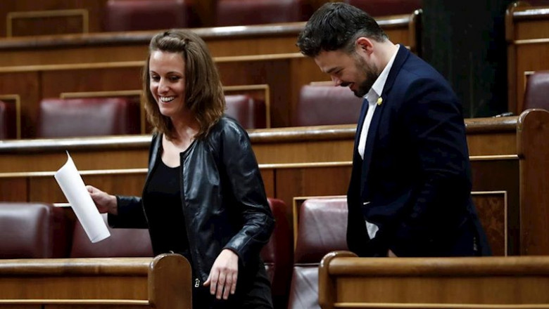 El portavoz parlamentario de ERC, Gabriel Rufián, y la diputada de la CUP Mireia Vehí (i) | Pool ep el portavoz parlamentario de erc gabriel rufian y la diputada de la cup mireia vehi i