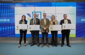 ep el presidente de indra marc murtra centro y los cuatro finalistas del programa de emprendimiento