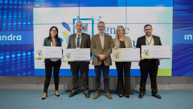 ep el presidente de indra marc murtra centro y los cuatro finalistas del programa de emprendimiento