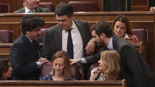 ep el presidente del pp pablo casado dech habla con algunos de los diputados de su partido durante