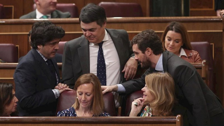 El presidente del PP, Pablo Casado (dech), habla con algunos de los diputados de su partido durante una sesión de control al Gobierno en el Congreso | Eduardo Parra - Europa Press ep el presidente del pp pablo casado dech habla con algunos de los diputados de su partido durante