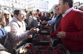 ep el secretario general de upa andalucia cristobal cano reparte tarrinas de fresas en la puerta del