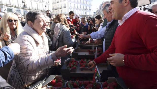ep el secretario general de upa andalucia cristobal cano reparte tarrinas de fresas en la puerta del
